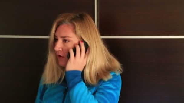 Mujer enojada hablando por teléfono — Vídeo de stock