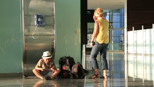 Матері та її маленького хлопчика, очікування в аеропорту — стокове відео