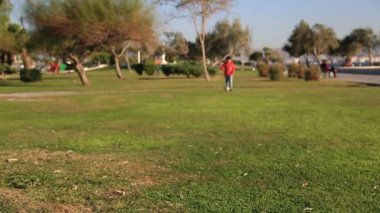 Genç çocuk çim açık havada topu tekmeleme