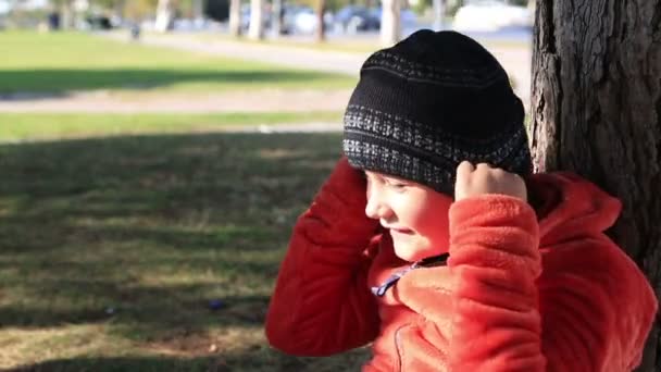 Portrait d'un petit garçon enfermé — Video