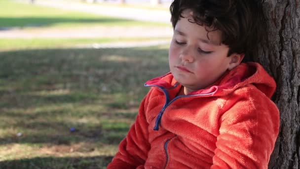 Ensam, ledsen pojke tråkigt — Stockvideo