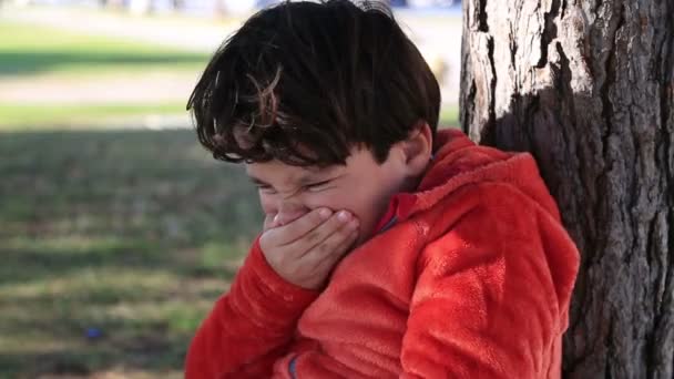Doente menino espirrando e limpeza com kleenex — Vídeo de Stock