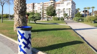 Genç çocuk bir depo gözüne çöp atma