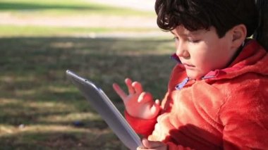 Mutlu çocuk iPad kullanma