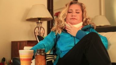 Ağrılı boyun küme ayracı kadınla