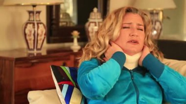 Ağrılı boyun küme ayracı kadınla