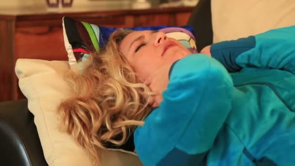 Painful woman with neck brace trying to sleep — Stock Footage Painful woman with neck brace trying to sleep Stock Video