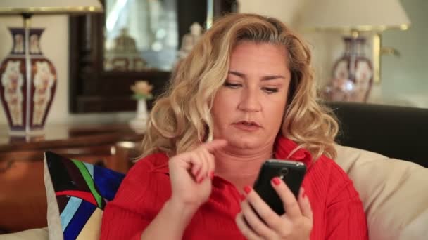 Vrouw met smartphone — Stockvideo