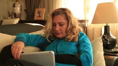 Sıkılmış kadın yaralı kollu dijital tablet kullanma