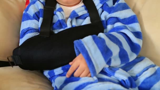Ребенок с травмой руки и бинта — стоковое видео