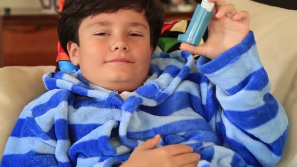 Ребенок с ингалятором от астмы — стоковое видео