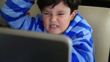 Genç çocuk bilgisayar kullanarak