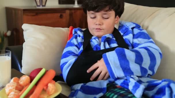 Ребенок с травмой руки и бинта — стоковое видео