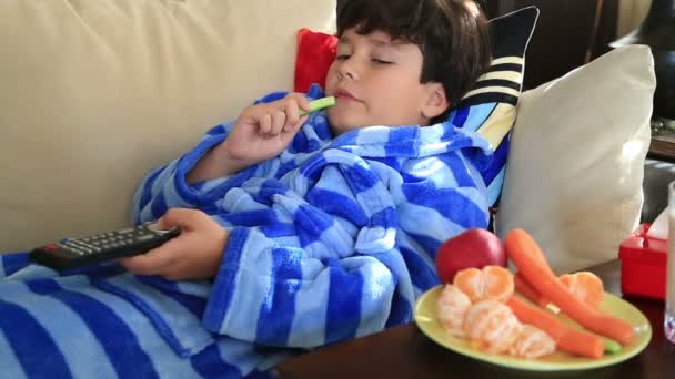 Enfant regardant la télévision — Video