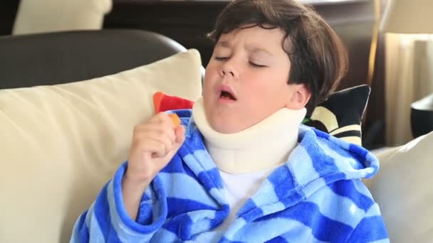 Zieke kind met nek brace — Stockvideo