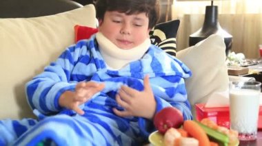 Boyun küme ayracı ile hasta çocuk