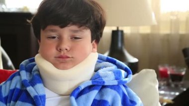 Boyun küme ayracı ile hasta çocuk