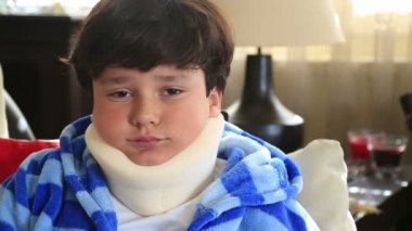 Kameraya bakarak boyunluk ile üzgün küçük bir çocuk portresi