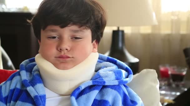 Sick child with neck brace — Stock Video