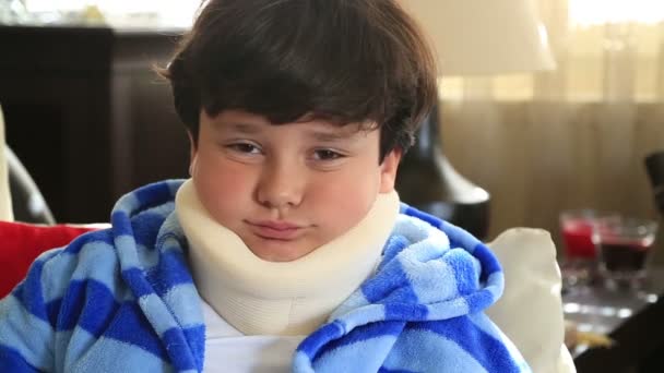 Sick child with neck brace — Stock Video