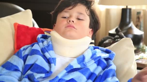 Sick child with neck brace — Stock Footage Sick child with neck brace Stock Video