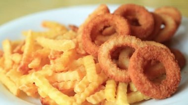 Patates kızartması ve soğan halkası