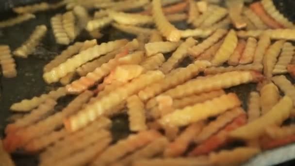 Batatas fritas em frigideira — Vídeo de Stock