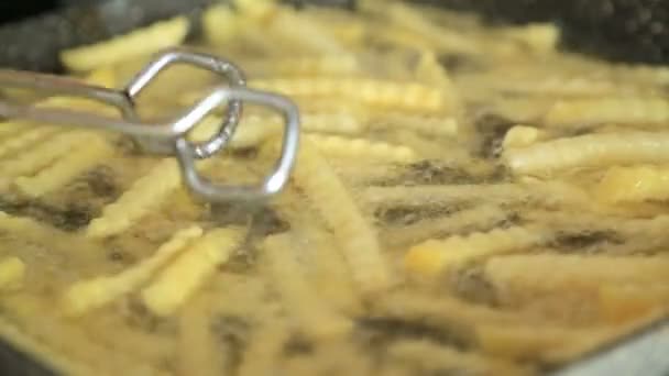 Patatas fritas en frypan — Vídeos de Stock