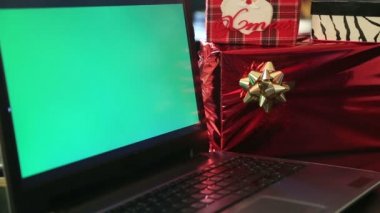 2 Noel yeşil ekran laptop ile alışveriş online izlemek