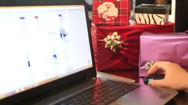 Online-Weihnachtseinkauf mit Computer und Kreditkarte — Stockvideo
