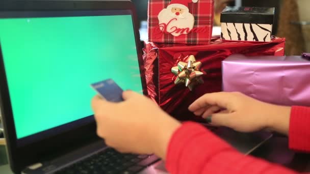 Online χριστουγεννιάτικα ψώνια με πράσινη οθόνη φορητού υπολογιστή παρακολουθεί και την πιστωτική κάρτα — Αρχείο Βίντεο