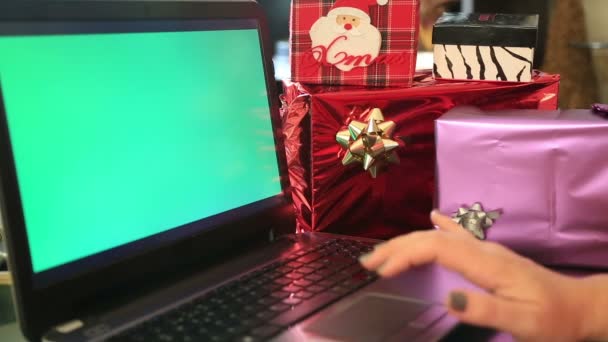 Online karácsonyi vásárlás zöld laptop képernyő és hitelkártya — Stock videók