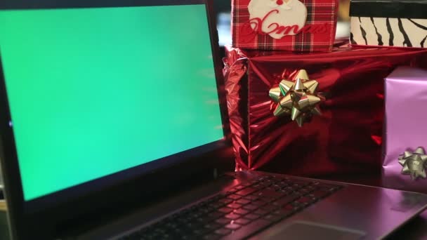 Online χριστουγεννιάτικα ψώνια με πράσινη οθόνη φορητού υπολογιστή παρακολουθεί — Αρχείο Βίντεο