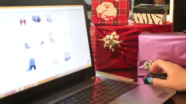 Online karácsonyi bevásárlás a számítógép és a hitelkártya