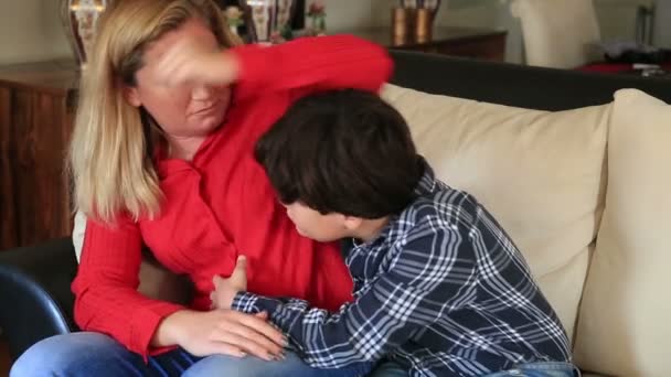 Triest moeder met zoon — Stockvideo