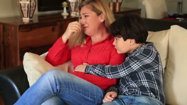 Traurige Mutter mit Sohn — Stockvideo