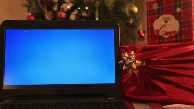 Noel dekorasyonu ile laptop monitör