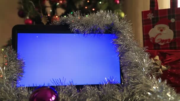 笔记本电脑的显示器与圣诞装饰 — 图库视频影像