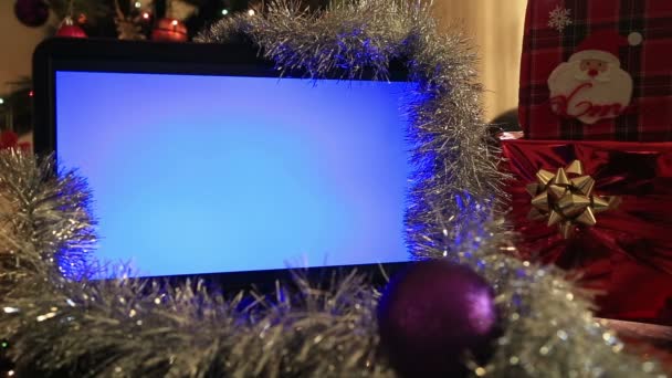 Laptop monitor with christmas decoration — Stock Video