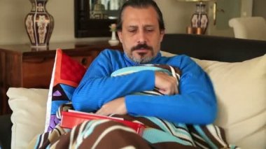 Öksürük ve bir evde oturan bir adam