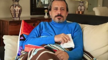 Öksürük ve bir evde oturan bir adam