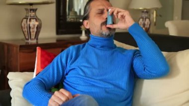 Astım astım ilacı kullanan orta yetişkin adam