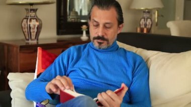 Astım astım ilacı kullanan orta yetişkin adam