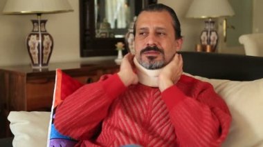 Boyun küme ayracı ile acı adam