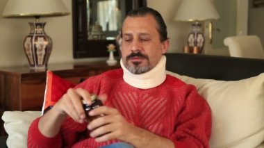 Ağrı kesici boyun küme ayracı ile acı adam