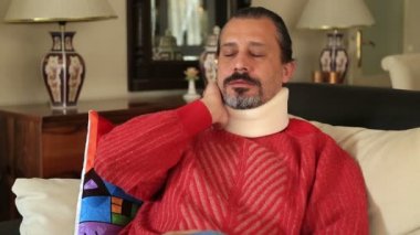 Boyun küme ayracı ile acı adam