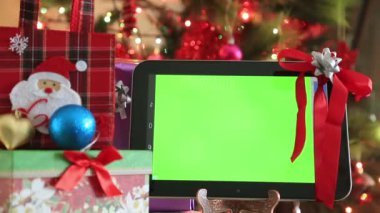 Yeşil ekran dijital tablet Noel dekorasyonu ile