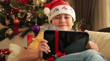 Heyecanlı çocuk Noel hediye ile poz