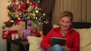 Noel ağacı yakınındaki gülümseyen bir kadın portresi
