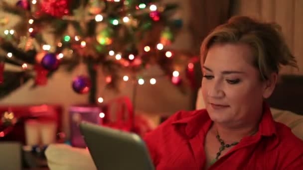 Portrait of a smiling woman near the christmas tree — Stock Video